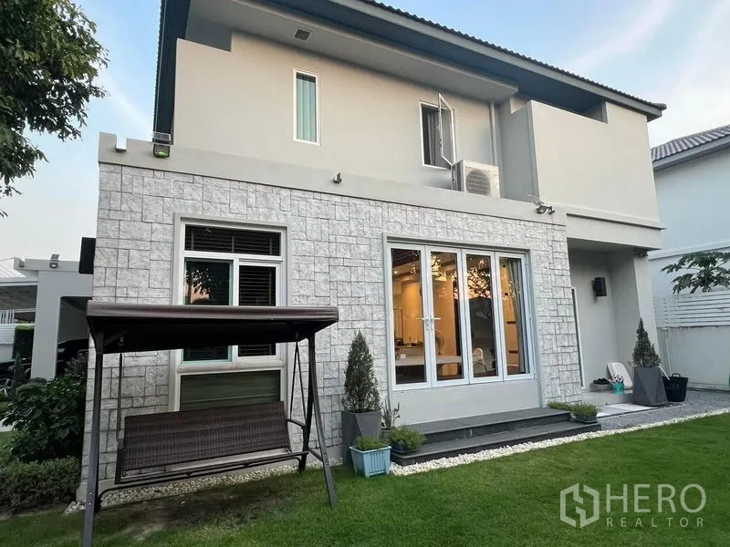 บ้าน ขายในPrawet, Bangkok - ด้านหลังบ้านผนังลายหิน มีเฉลียงและชิงช้าในสวน