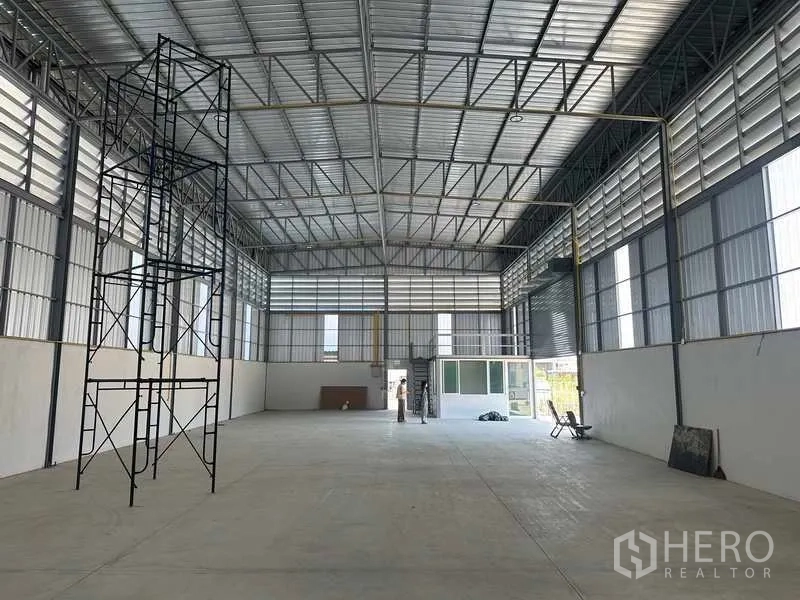 คลังสินค้า ให้เช่าในBang Bua Thong, Nonthaburi - มุมมองกึ่งกลางไปยังทางเข้าโกดัง พื้นที่กว้าง มีนั่งร้าน