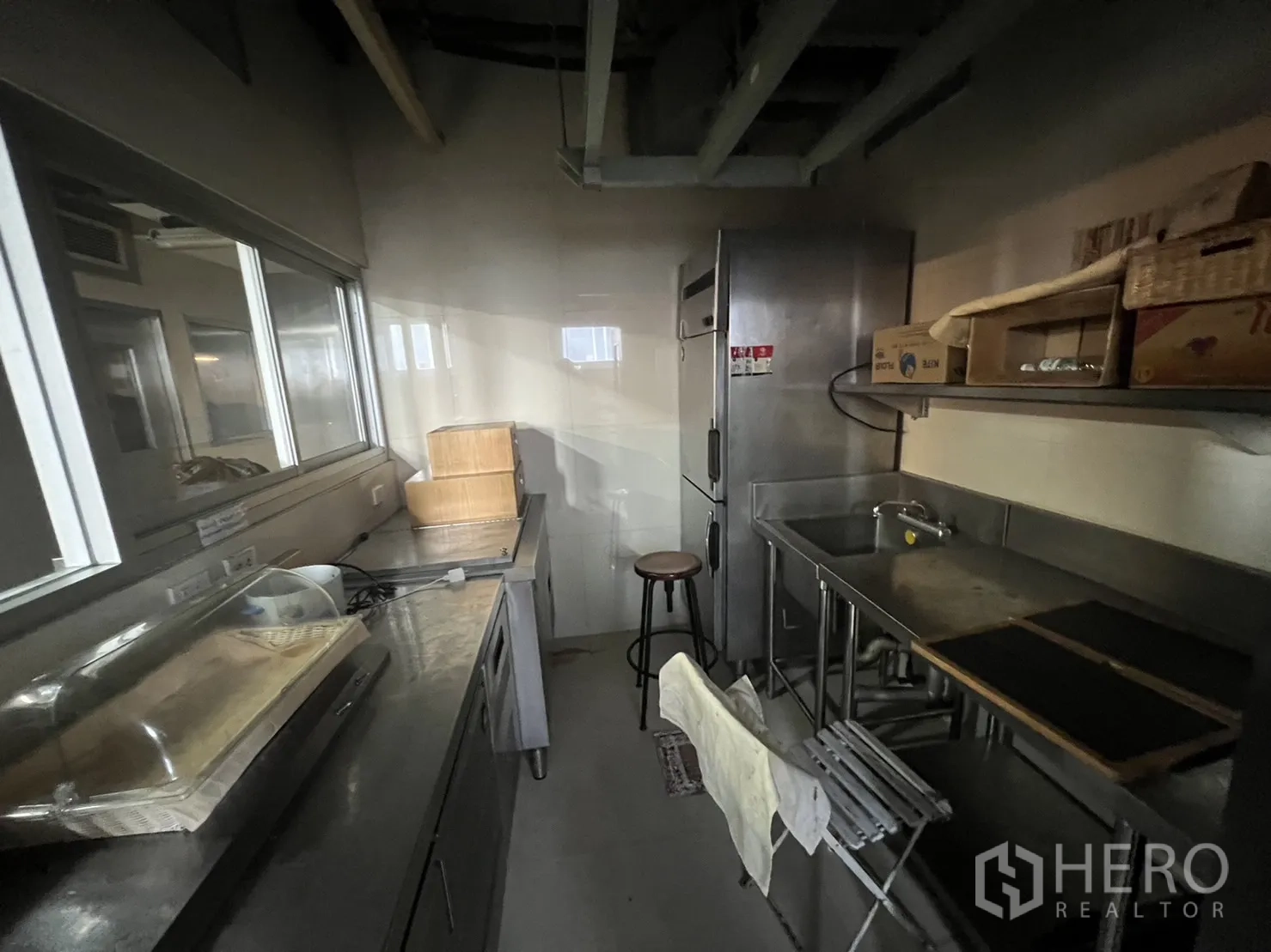 零售空间 出租在Watthana, Bangkok - 紧凑型商用备餐间，含冰箱、水槽与不锈钢台面