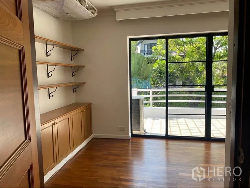 บ้าน ให้เช่าในWatthana, Bangkok - ห้องทำงานขนาดกะทัดรัดพร้อมชั้นวางและประตูเลื่อนออกระเบียง