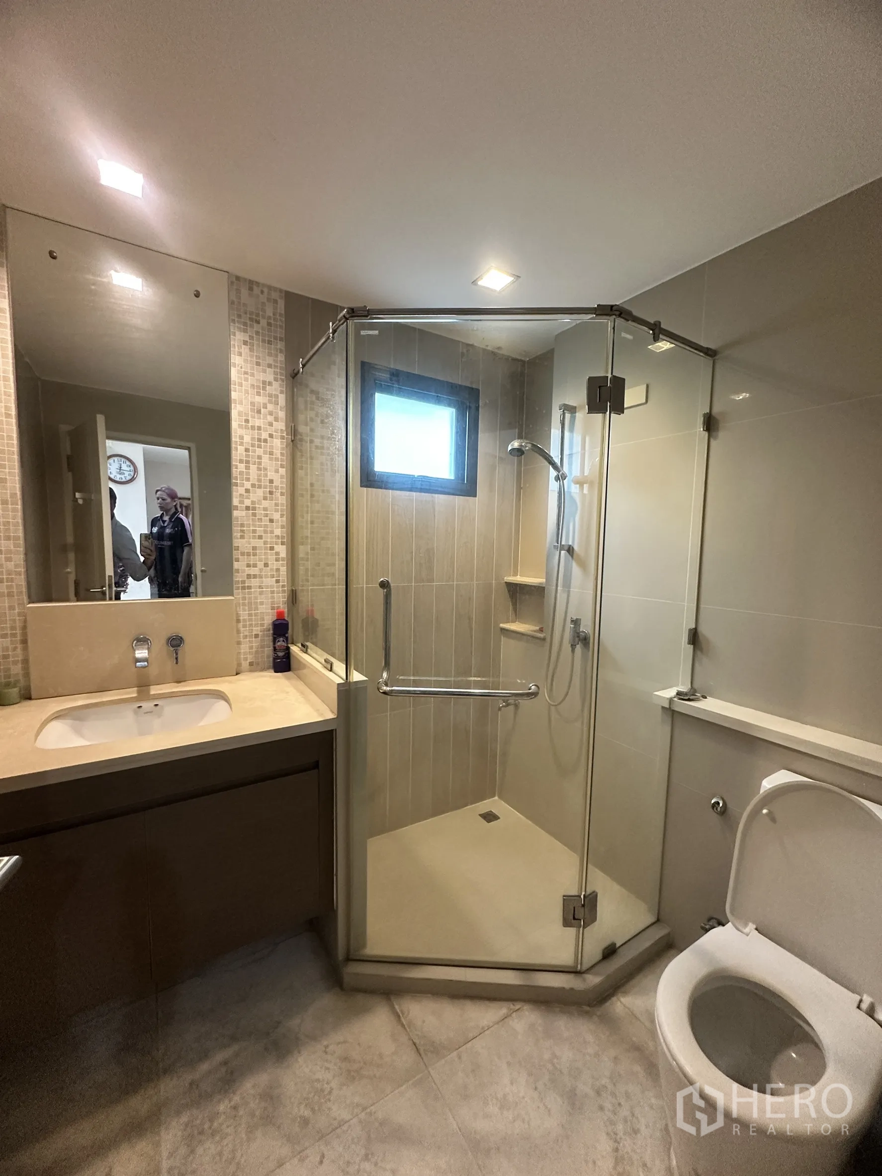 独栋房屋 for sale in Pak Kret, Nonthaburi - 卫生间带玻璃淋浴房、洗手台和坐便器。