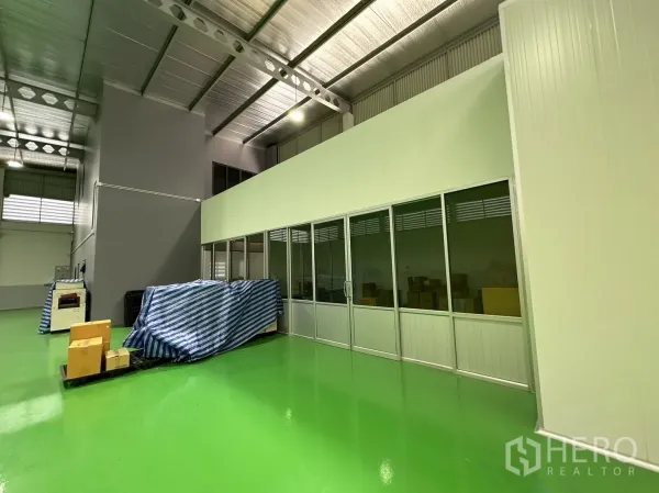 工厂 出售在Lam Luk Ka, Pathum Thani - 生产区内置玻璃隔断办公室。