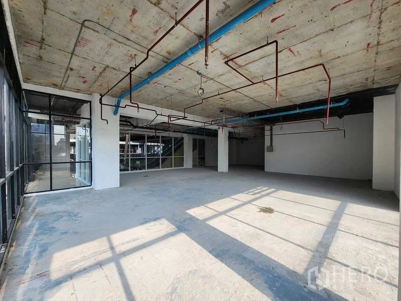 零售空间 出租在Sathon, Bangkok - 宽敞零售楼层，宽玻璃门面与中庭景观，自然采光充沛