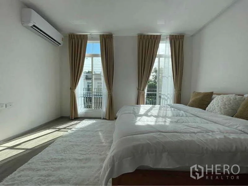 บ้าน ให้เช่าในPrawet, Bangkok - ห้องนอนหลักกว้าง หน้าต่างใหญ่ ประตูระเบียง และเครื่องปรับอากาศ