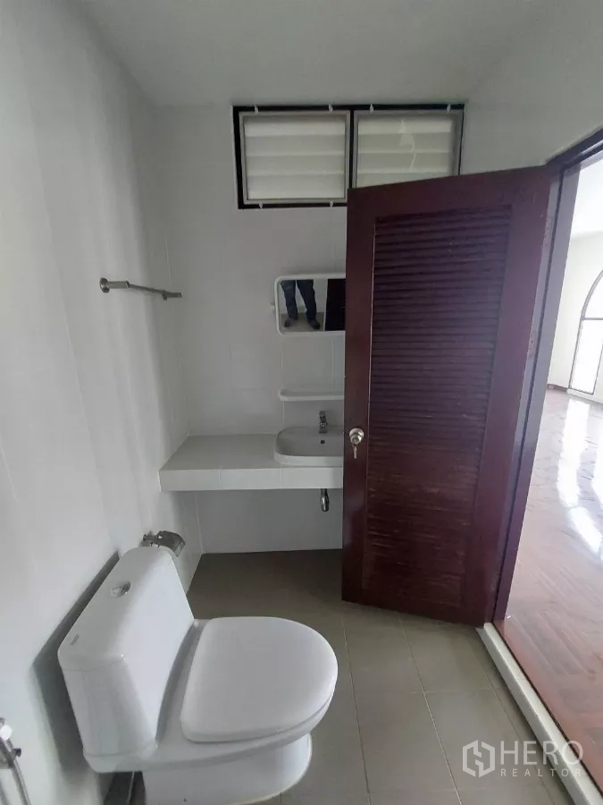 Home Office for rent in Yan Nawa, Bangkok - Compact restroom with white tiles, basin, and toilet.