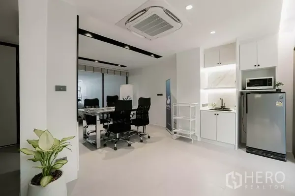 Townhouse for sale in Chatuchak, Bangkok - Ground-floor multipurpose room with meeting table and pantry.