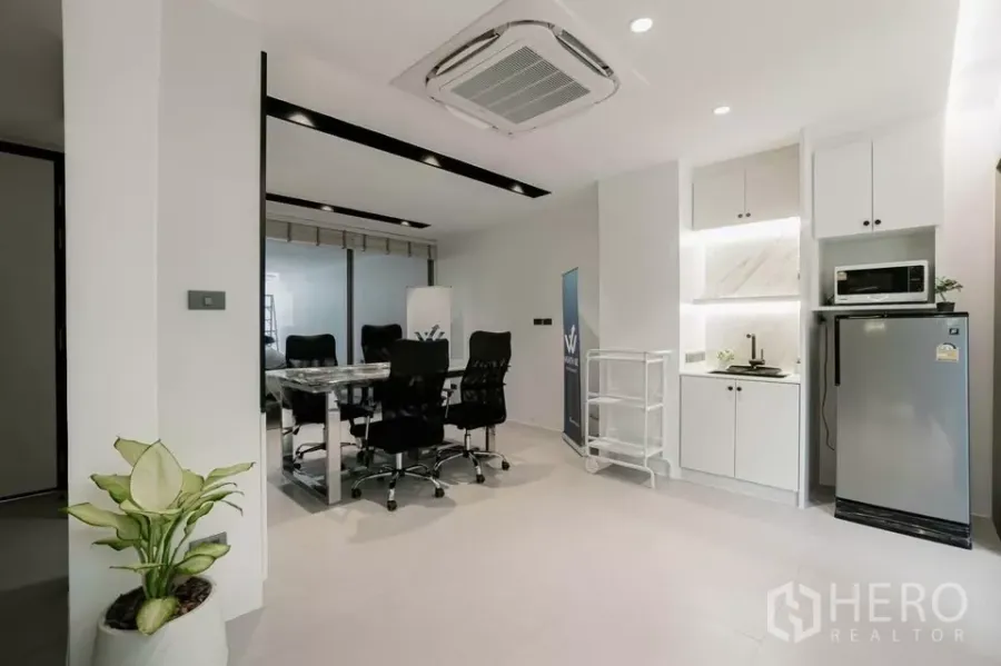 Townhouse for sale in Chatuchak, Bangkok - Ground-floor multipurpose room with meeting table and pantry.