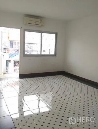 联排别墅 出租在Wang Thonglang, Bangkok - 卧室带阳台门与窗户，光亮图案瓷砖地面并设空调。