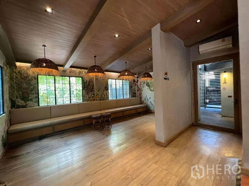 零售空间 出租在Phaya Thai, Bangkok - 休息区，长条内置座椅与藤编吊灯
