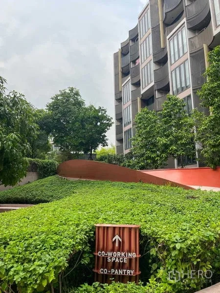 公寓 出售在Watthana, Bangkok - 绿意步道，指示牌通往共享办公与茶水间。