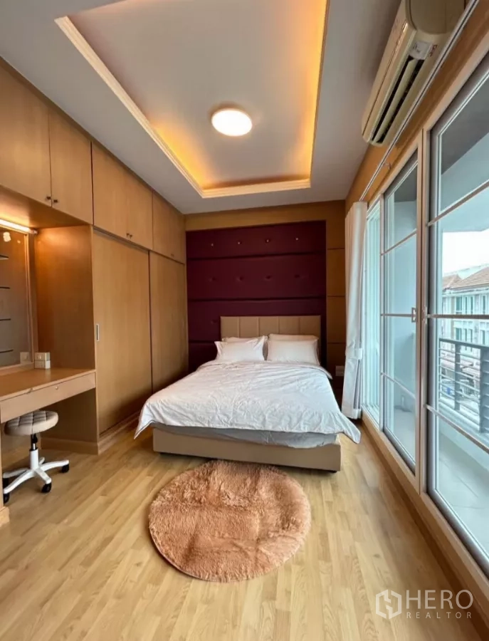 联排别墅 出租在Wang Thonglang, Bangkok - 主卧带整体衣柜、书桌并可通阳台