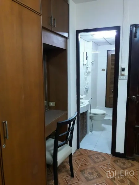 联排别墅 出租在Watthana, Bangkok - 书桌与衣柜区域，通往套内浴室