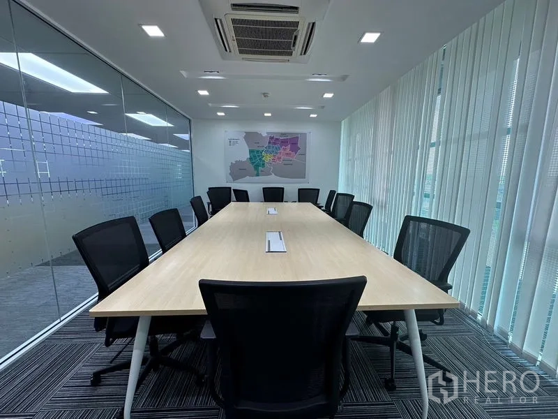 สำนักงาน ให้เช่า - ห้องประชุมผนังกระจก โต๊ะยาว เก้าอี้เมช และแอร์แบบคาสเซ็ต