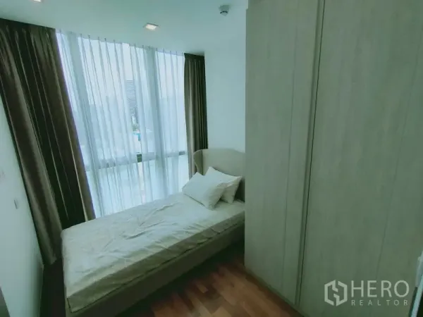 公寓 出租在Ratchathewi, Bangkok - 次卧设单人床、高柜与通高窗户，采光充足。