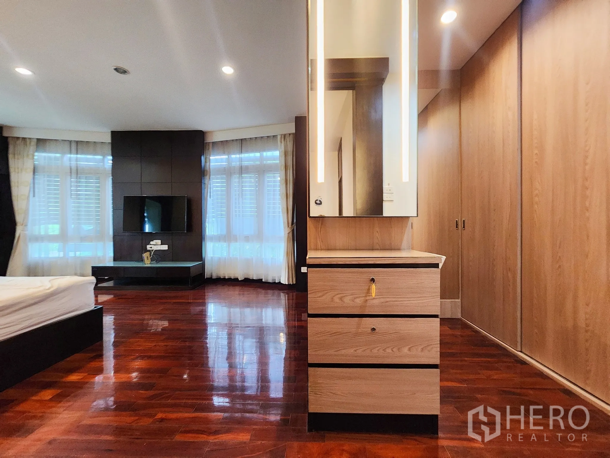 Detached House for rent in Bang Kapi, Bangkok - Vanity cabinet with illuminated mirror beside built-in wardrobes.