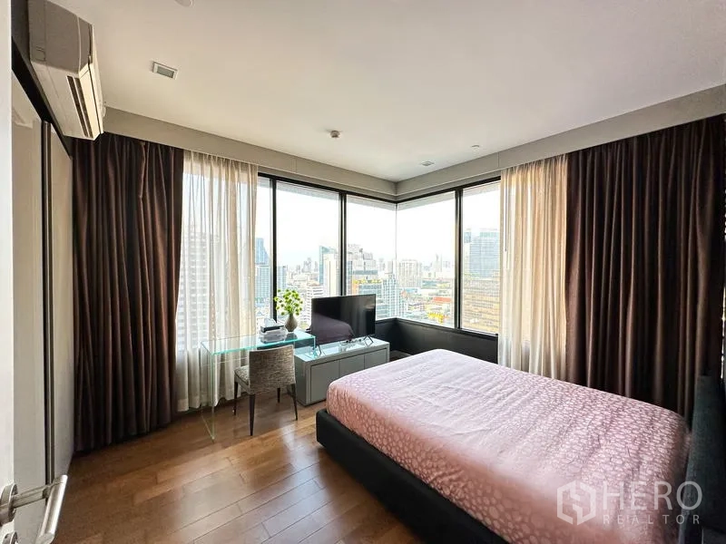 公寓 出租在Bang Rak, Bangkok - 转角主卧，大幅窗景、书桌与城市景观