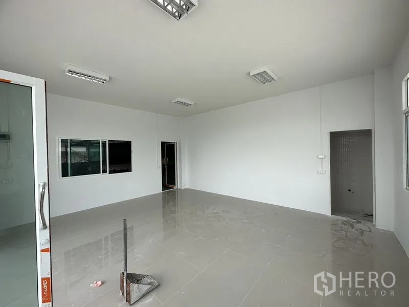 โรงงาน ให้เช่าในPathum Thani - ห้องสำนักงานสะอาด พื้นกระเบื้อง ประตูบานเลื่อน และทางเข้าห้องน้ำ