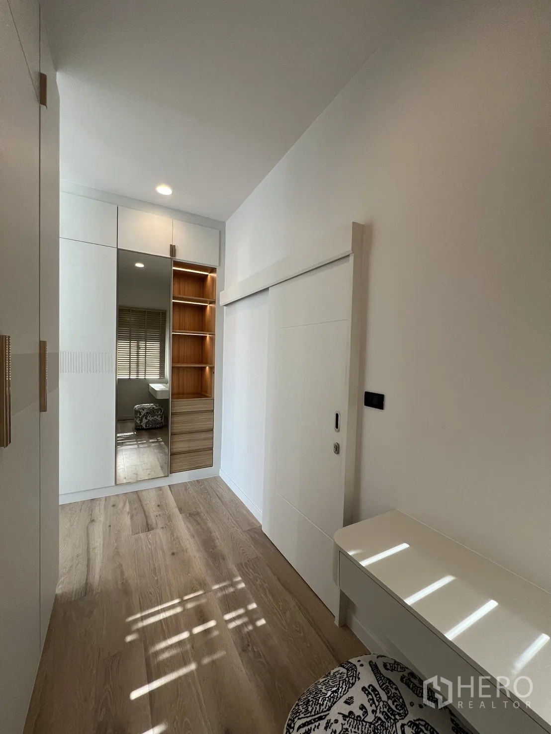 独立式住宅 出租或出售在Bang Kapi, Bangkok - 更衣区，整面白色高柜与带灯展示格。