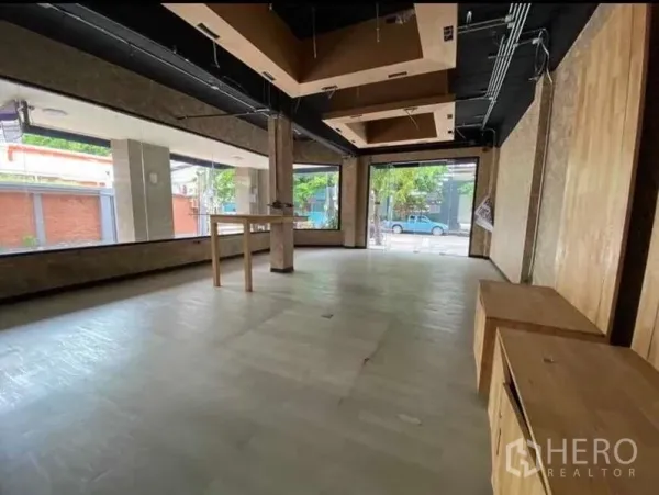 Retail Space for rent in Bang Rak, Bangkok - Spacious retail floor with built-in wooden benches and wide street-view glazing.