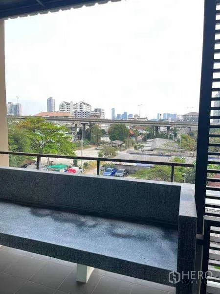 联排别墅 出租在Khlong Toei, Bangkok - 带石制长凳的阳台，眺望素坤逸天际线与高架道路