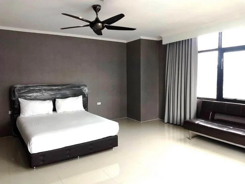 公寓 出租在Watthana, Bangkok - 次卧配双人床、沙发与大窗，设吊扇，装饰简洁