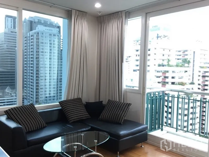 คอนโด ให้เช่าในWatthana, Bangkok - ห้องนั่งเล่นสว่างพร้อมหน้าต่างมุม ระเบียง และวิวสกายไลน์เมือง