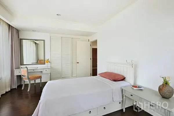 公寓 出租在Khlong San, Bangkok - 极简风卧室，单人床、梳妆台与内置衣柜，白色配色。