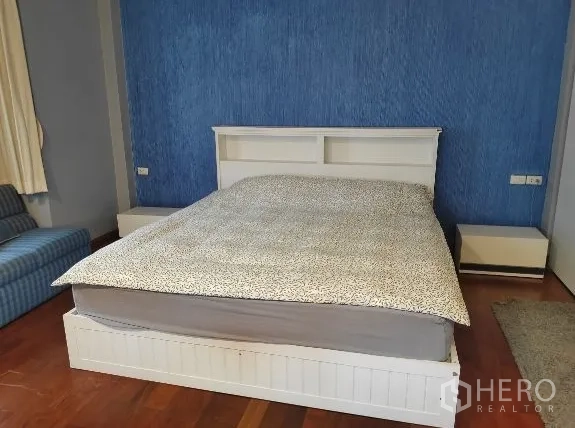 บ้าน ให้เช่าในHuai Khwang, Bangkok - ห้องนอนเตียงสีขาวและผนังลายพิเศษสีน้ำเงิน