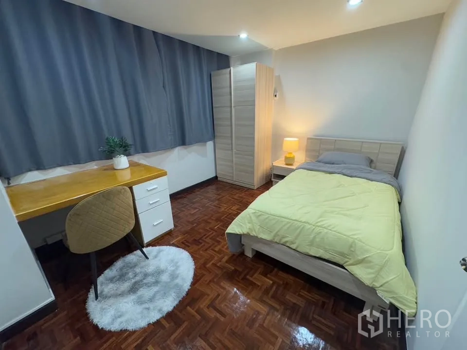 คอนโด ให้เช่าในHuai Khwang, Bangkok - ห้องนอนรอง มีเตียงเดี่ยว โต๊ะทำงาน ตู้เสื้อผ้า และโคมไฟหัวเตียง