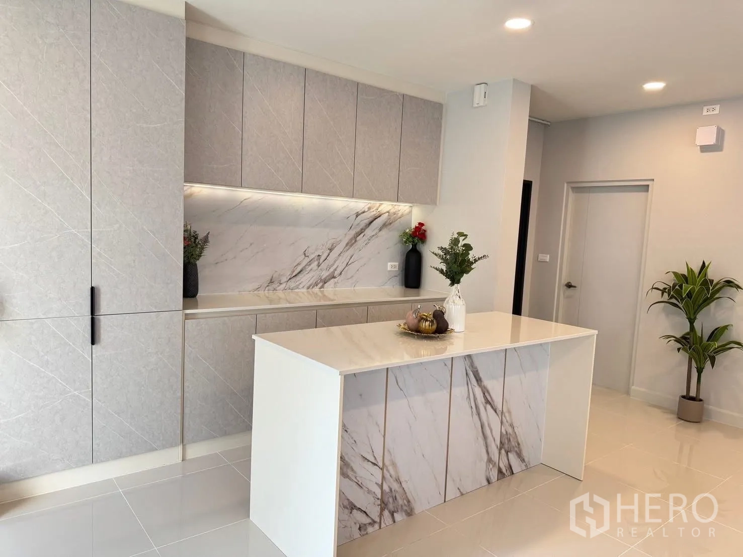 บ้าน for rent in Bang Phli, Samut Prakan - แพนทรีสมัยใหม่ ไอส์แลนด์และแบ็กสแปลชลายหินอ่อน พร้อมตู้เก็บของ