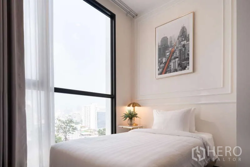 公寓 出租在Watthana, Bangkok - 次卧配单人床，靠近大窗与浅色窗帘