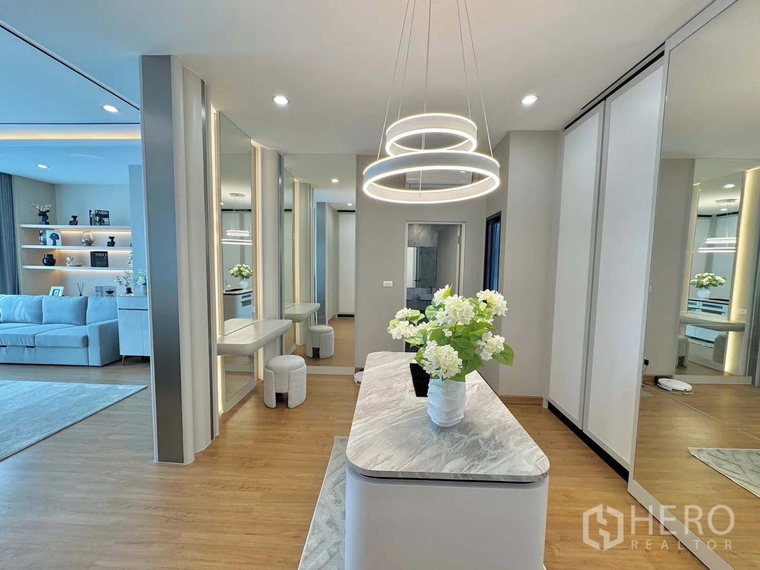 半独立式住宅 for sale in Prawet, Bangkok - 更衣室设中央岛台与通高镜面。