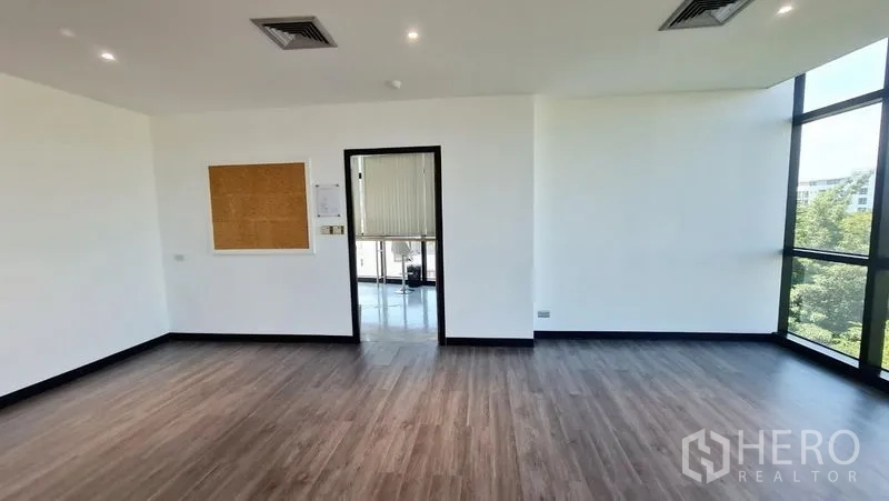 สำนักงาน ให้เช่าในWatthana, Bangkok - ห้องโอเพ่นสเปซมีประตูเชื่อมแพนทรีและมุมกระจก