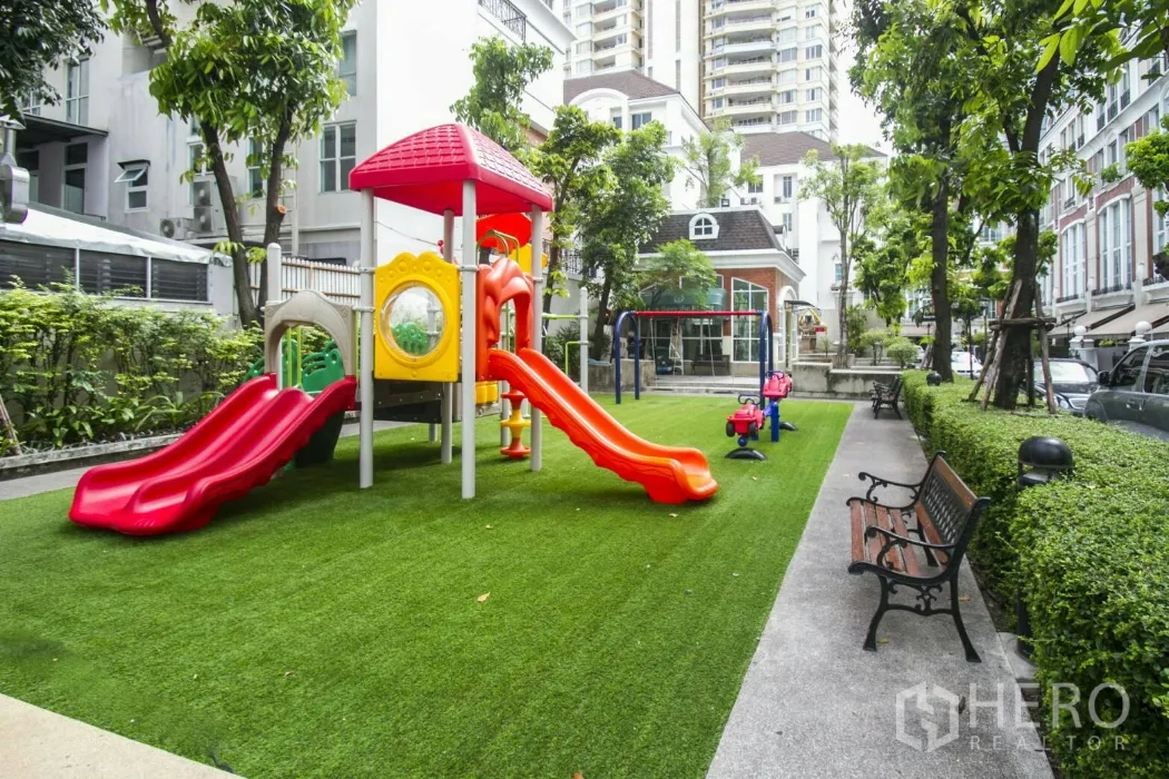 ทาวน์เฮาส์ ให้เช่าในWatthana, Bangkok - สนามเด็กเล่นส่วนกลางพร้อมสไลเดอร์และม้านั่งภายในโครงการทาวน์เฮ้าส์