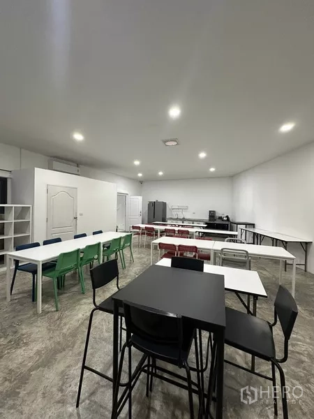 สำนักงานที่บ้าน ให้เช่า - แพนทรีและพื้นที่รับประทานอาหาร มีตู้เย็นและไมโครเวฟ
