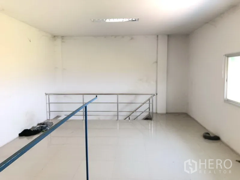 工厂 出租在Pathum Thani - 工厂内的夹层办公区，瓷砖地面，侧窗与金属楼梯栏杆，采光良好。