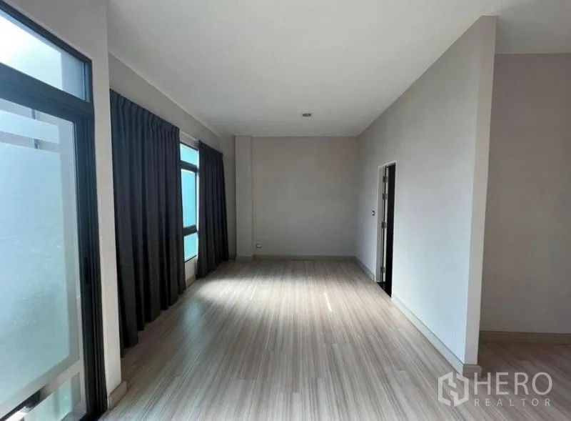 Townhouse for rent or sale in Bang Kho Laem, Bangkok - Open-plan room with light wood flooring, frosted-glass windows and ample natural light.