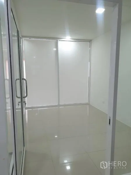 Home Office for rent in Bang Rak, Bangkok - Enclosed meeting room with sliding glass doors and white roller shades.