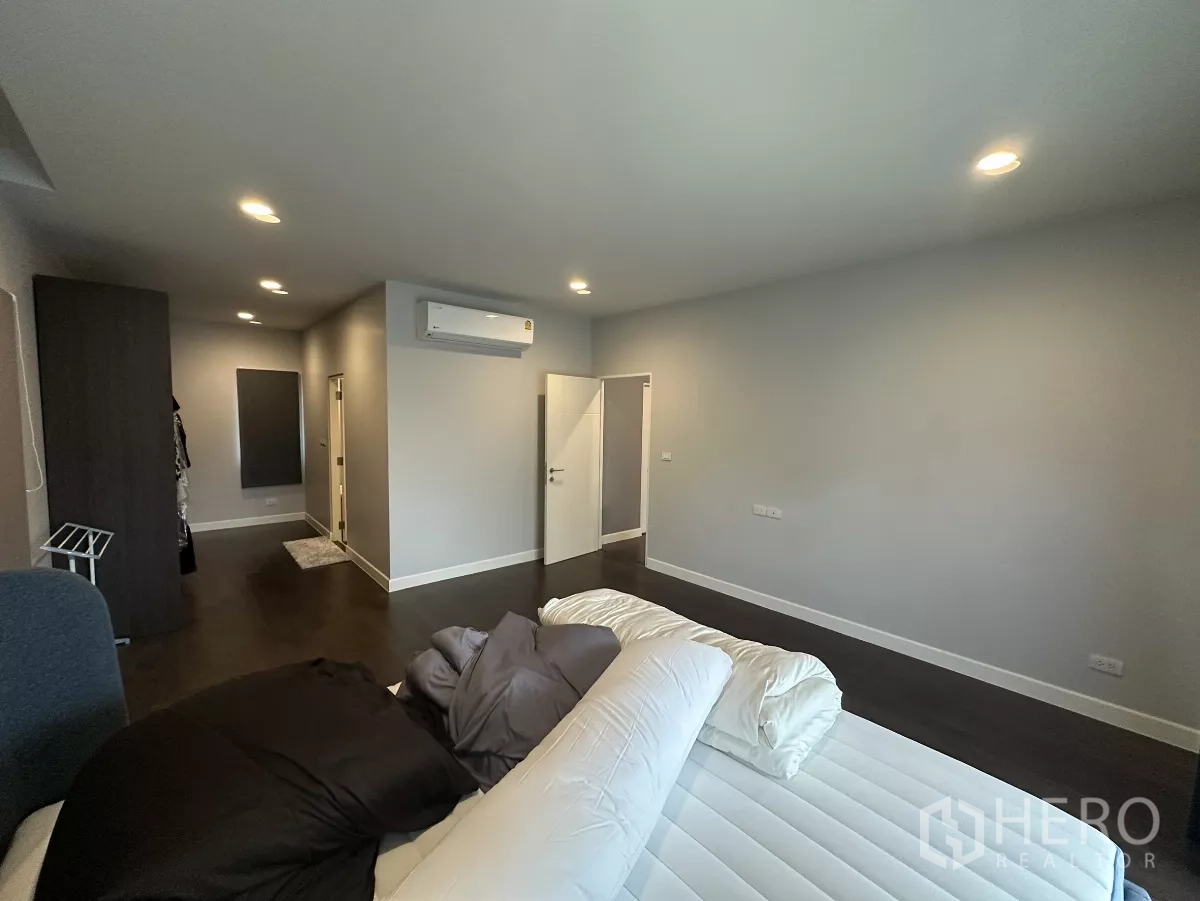 Detached House for rent or sale in Lam Luk Ka, Pathum Thani - Extra-large bedroom with mattress, air conditioner and corridor to a bathroom or dressing area.