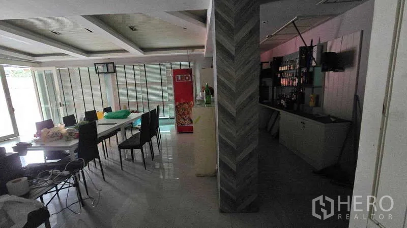 พื้นที่ขายปลีก ให้เช่าในWatthana, Bangkok - มุมมองเคาน์เตอร์บาร์ เสากรุลายก้างปลา ข้างหน้าต่างกระจกบานใหญ่