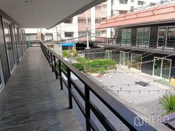 零售空间 出租在Huai Khwang, Bangkok - 二层走道带栏杆，俯瞰中央庭院与商铺单元。