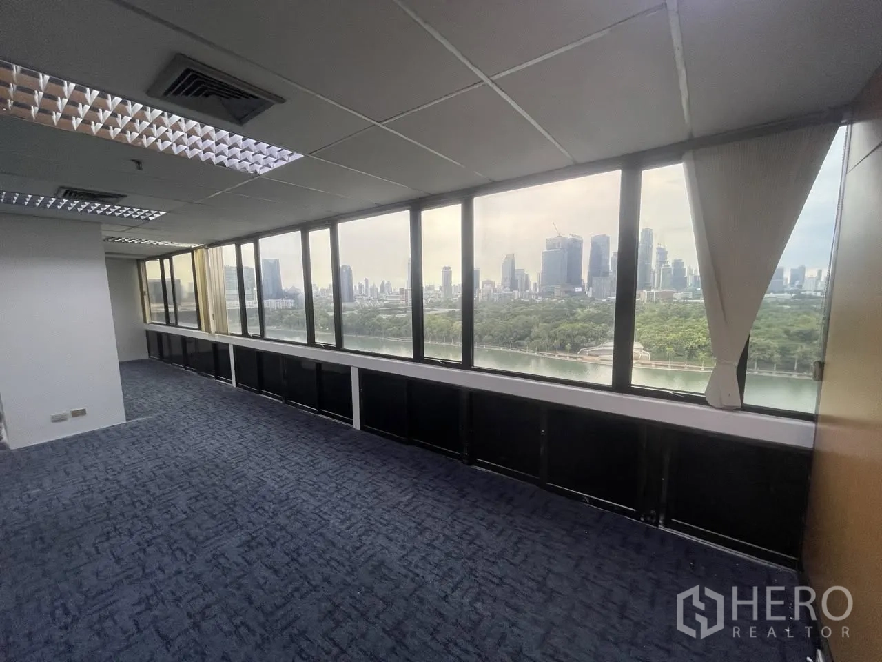 ออฟฟิศ for rent in Khlong Toei, Bangkok - แนวหน้าต่างบานยาว มองเห็นวิวสวนและสกายไลน์เมือง