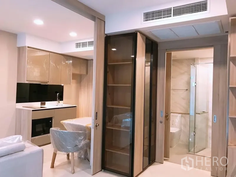 คอนโด ให้เช่าในWatthana, Bangkok - ครัวขนาดกะทัดรัดติดกับตู้โชว์บานกระจกและทางเข้าห้องน้ำสมัยใหม่พร้อมตู้กั้นอาบน้ำกระจก