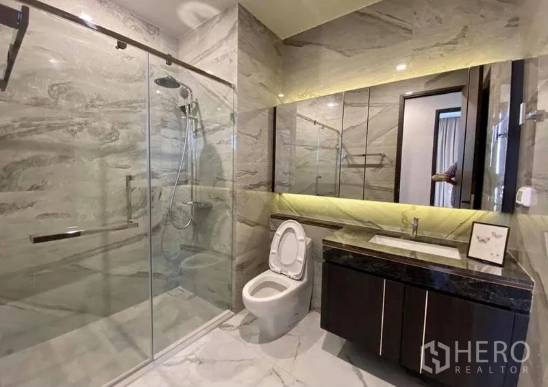 公寓 出租在Watthana, Bangkok - 第二卫浴，宽敞玻璃淋浴间与背光镜，大理石墙地面。