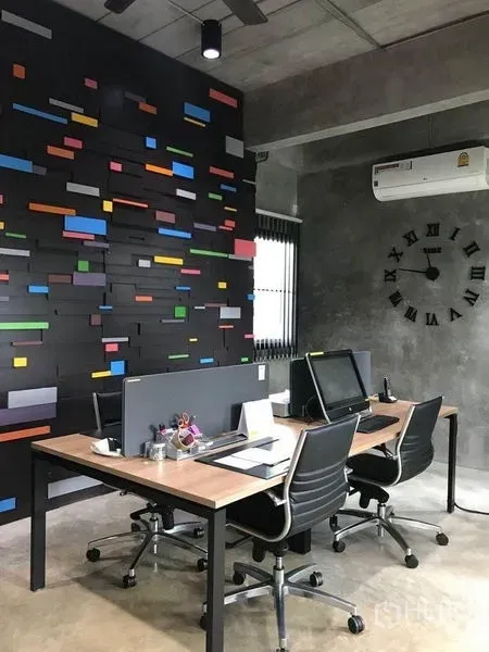 办公空间 出租在Bang Kapi, Bangkok - 开放式办公室，双人办公桌，彩色装饰墙与清水混凝土风格。