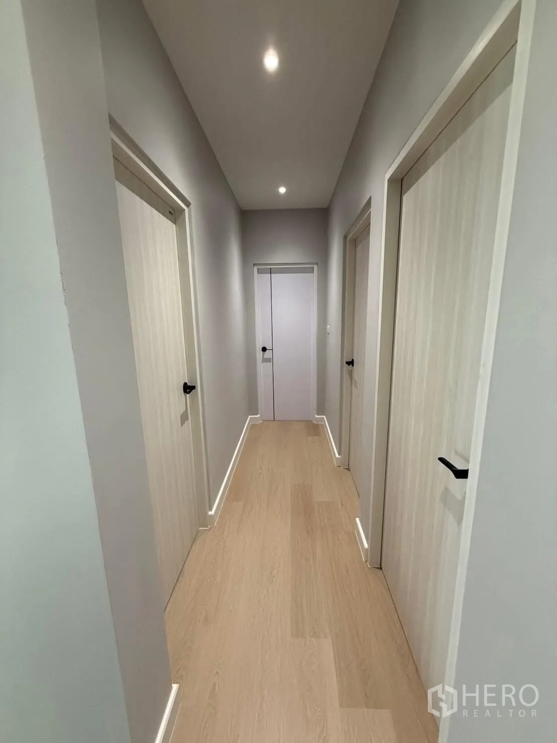 独栋房屋 for rent in Prawet, Bangkok - 二层走廊，浅色木地板与多扇卧室门