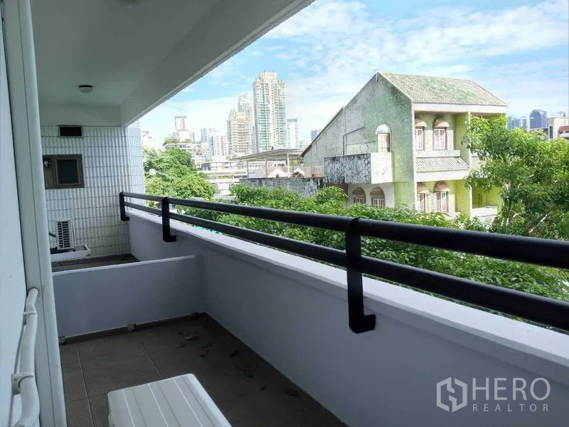 公寓 出租在Watthana, Bangkok - 带遮顶的阳台，眺望绿意与城市天际线，近澎蓬区域