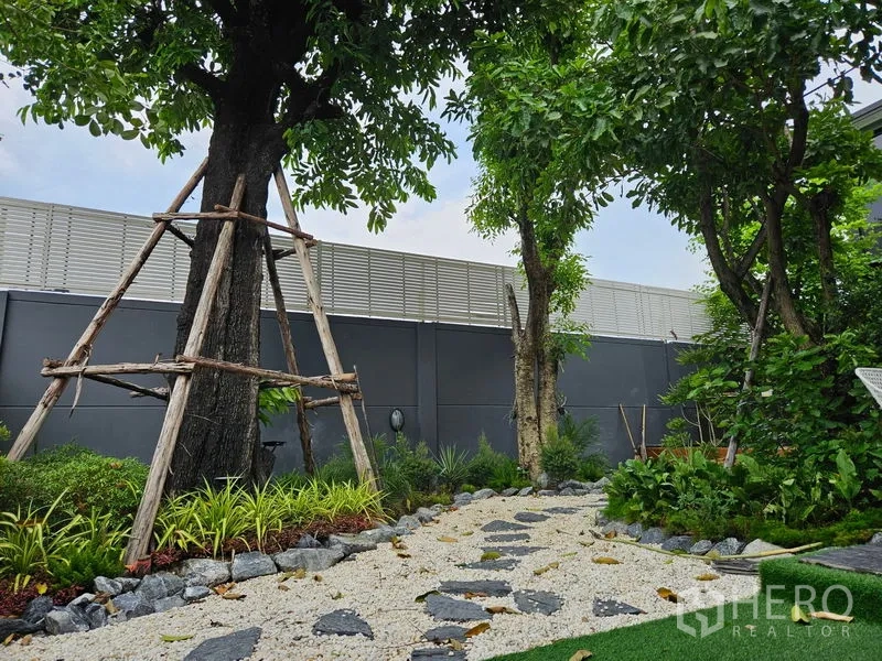 独立式住宅 出售在Thawi Watthana, Bangkok - 碎石小径穿行于花园的大树之间。