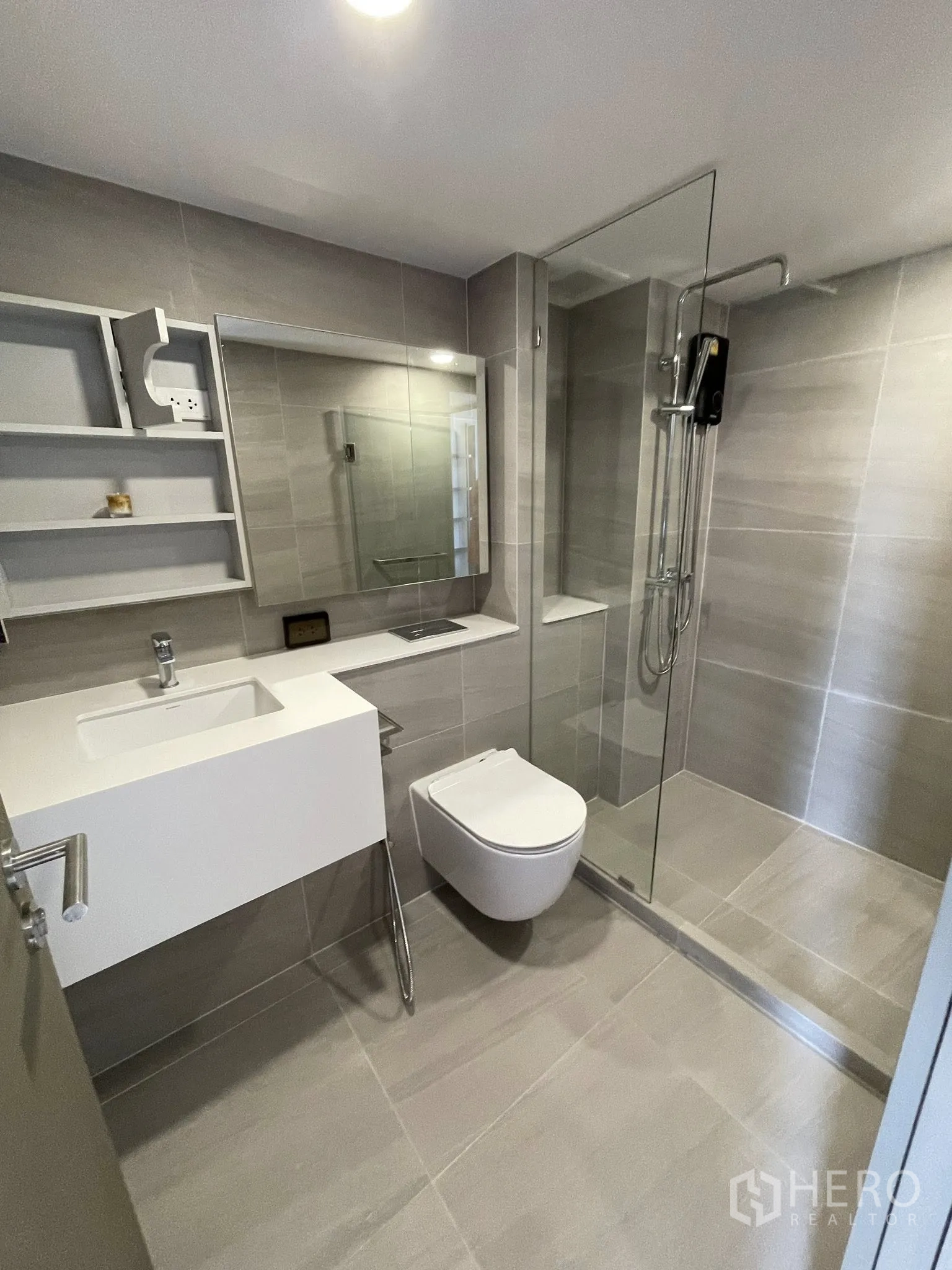 公寓 for rent in Khlong Toei, Bangkok - 现代浴室，悬空洗手台、壁挂式马桶与玻璃淋浴间。