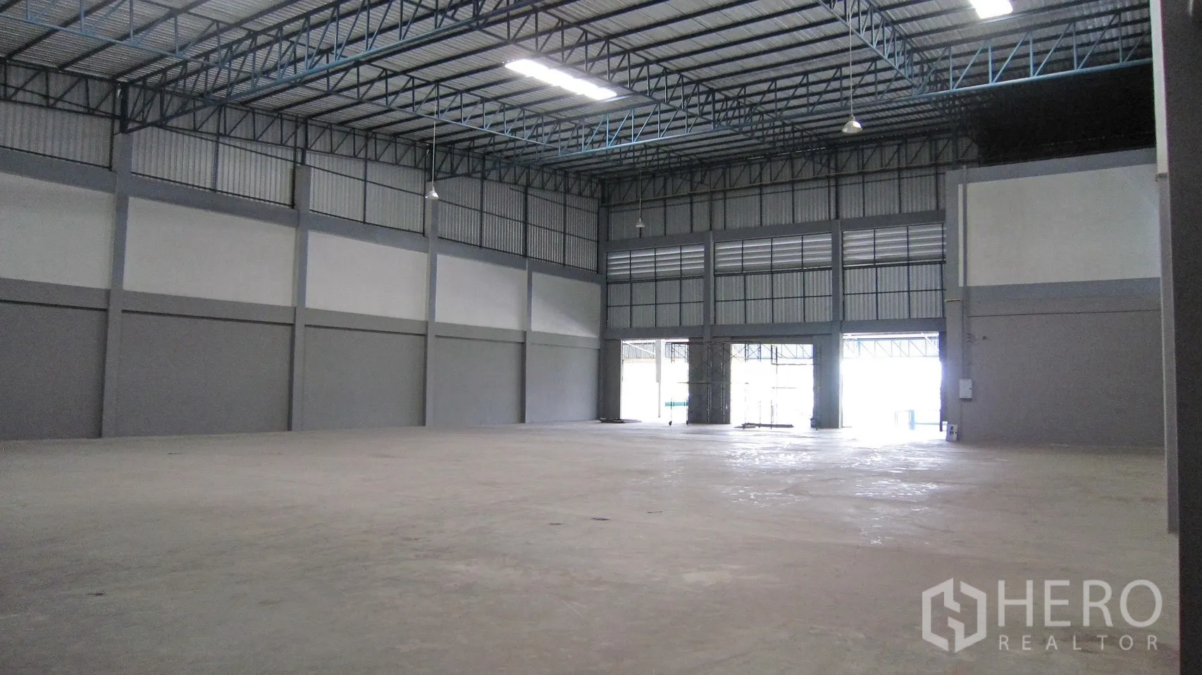 仓库 for rent in Bang Sao Thong, Samut Prakan - 仓库内部空间宽阔，屋顶钢桁架与大开口出入口。
